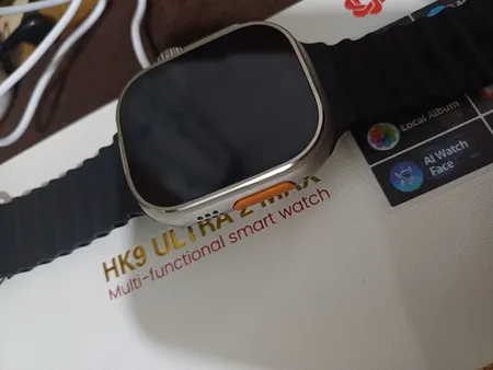 ساعت هوشمند مدل HK9 ULTRA 2 MAX دارای قابلیت های صفحه نمایش رنگی، صفحه نمایش لمسی، کنترل موسیقی (Music Player)، کنترل سطح اکسیژن خون، قابلیت مکالمه از طریق بلوتوث، پشتیبانی از زبان فارسی در منو و سیستم‌عامل بند سیلیکون