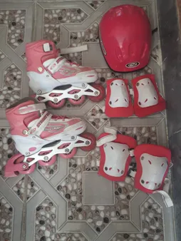 اسکیت کفشی استریت رانر مدل ۰۰۲ به همراه کلاه و لوازم ایمنی اسکیت