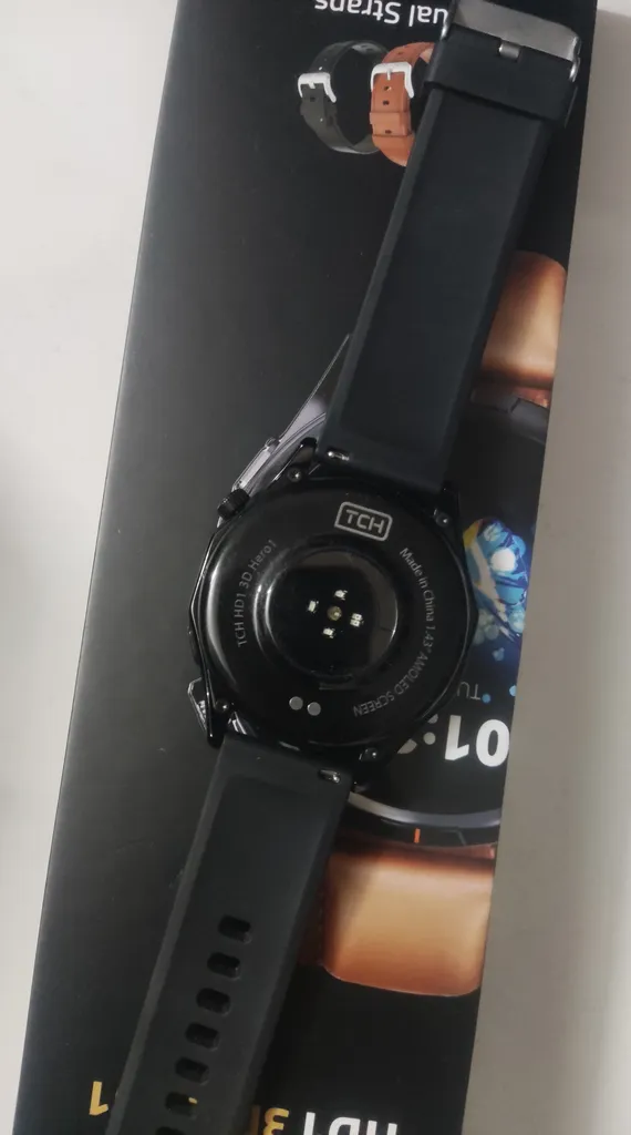 ساعت هوشمند تی سی اچ مدل TCH HD1 3D Hero1 دارای قابلیت های کنترل موسیقی (Music Player)، قابلیت مکالمه از طریق بلوتوث، پشتیبانی از زبان فارسی در منو و سیستم‌عامل، قابلیت تغییر طرح ساعت یا تم بند چرم مصنوعی