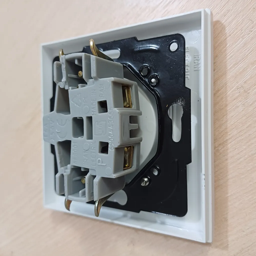 پریز برق ایران الکتریک مدل Bereliyan