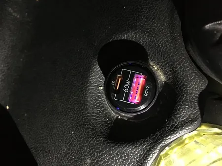 شارژر فندکی 60 وات یوسمز مدل US-CC208 C39