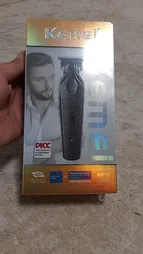 ماشین اصلاح موی صورت کیمی مدل KM-2299، اصلاح به صورت خط زن، طراحی ارگونومیک، نمایشگر LCD، منبع انرژی با باتری قابل شارژ، تکنولوژی اصلاح به صورت تریم، به‌همراه کابل شارژ USB، برس، روغن
