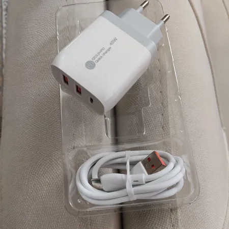 شارژر دیواری 36 وات 3 پورت مدل 36w به همراه کابل تبدیل USB-C به USB