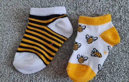 جوراب نوزادی طرح زنبور مدل N21