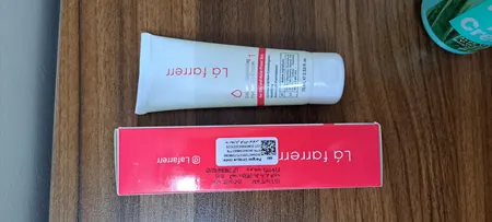 کرم کنترل‌کننده چربی و آبرسان لافارر مدل 01 مناسب پوستهای چرب و مستعد آکنه حجم 75 میلی‌لیتر