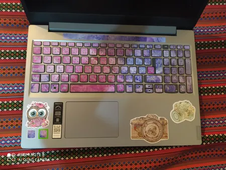 استیکر لپ تاپ توییجین و موییجین طرح Marble کد 45 مناسب برای لپ تاپ 15.6 اینچ به همراه برچسب حروف فارسی کیبورد