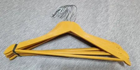 چوب لباسی نوزادی مدل افرا طرح چوب بسته 12 عددی