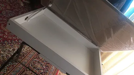 میز تحریر تاشو و تنظیم شو یاس سفید تک باکس دار