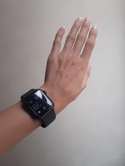 ساعت هوشمند اپل مدل SE دارای قابلیت های صفحه نمایش لمسی بند سیلیکون