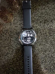 تجریه خرید ساعت هوشمند تی سی اچ مدل TCH HD1 3D Hero1 دارای قابلیت های کنترل موسیقی (Music Player)، قابلیت مکالمه از طریق بلوتوث، پشتیبانی از زبان فارسی در منو و سیستم‌عامل، قابلیت تغییر طرح ساعت یا تم بند چرم مصنوعی