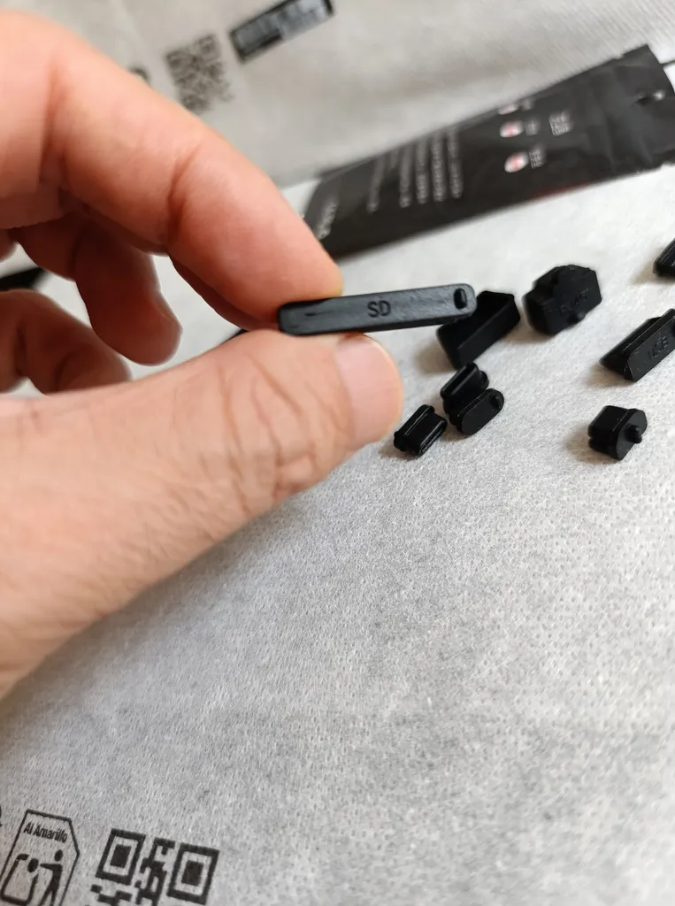 محافظ پورت لپ تاپ رینیکا مدل Ant01 مجموعه 12 عددی