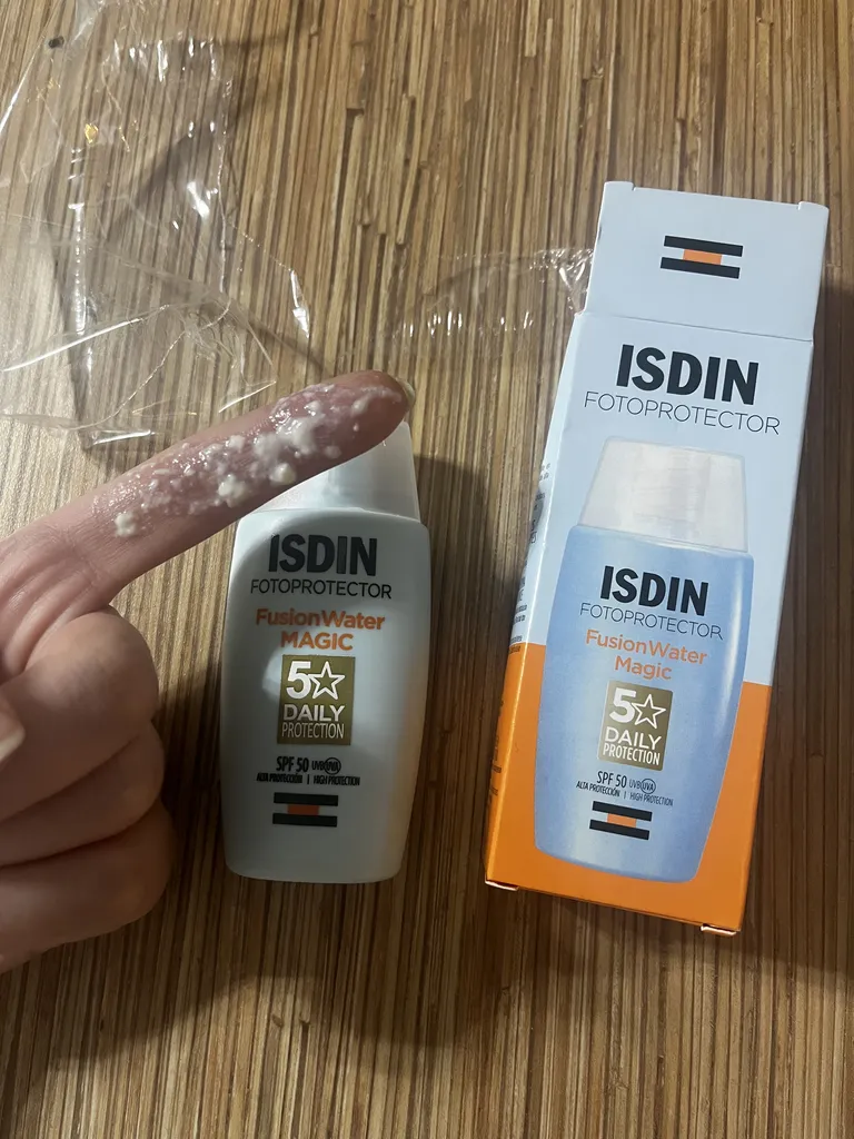 فلوئید ضدآفتاب بدون رنگ ایزدین SPF50 مدل Fusion Water Magic ‌مناسب انواع پوست، حجم 50 میلی‌لیتر