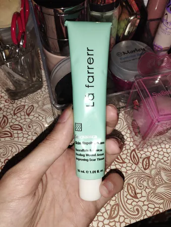 کرم ترمیم کننده پوست لافارر مدل سوکرانیکا حجم 30 میلی لیتر