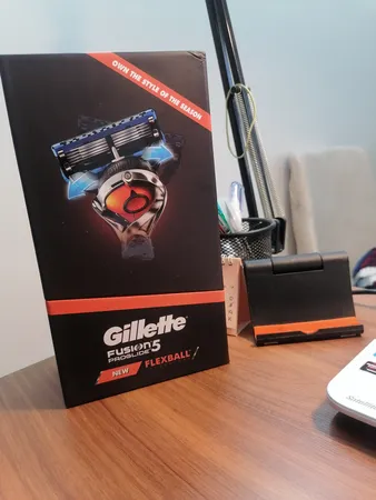 خود تراش ژیلت مدل fusion 5 proglide به همراه یدک مدل fusion 5 proglide بسته 4 عددی