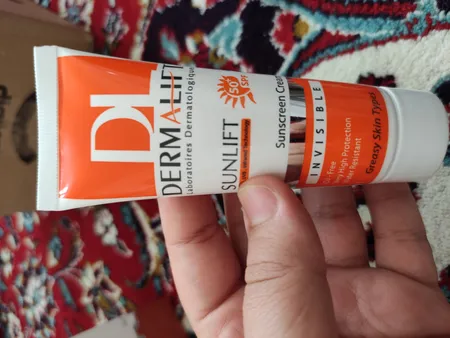 کرم ضدآفتاب بی‌رنگ درمالیفت مدل SPF50، مناسب پوست‌های چرب، حجم 40 میلی‌لیتر