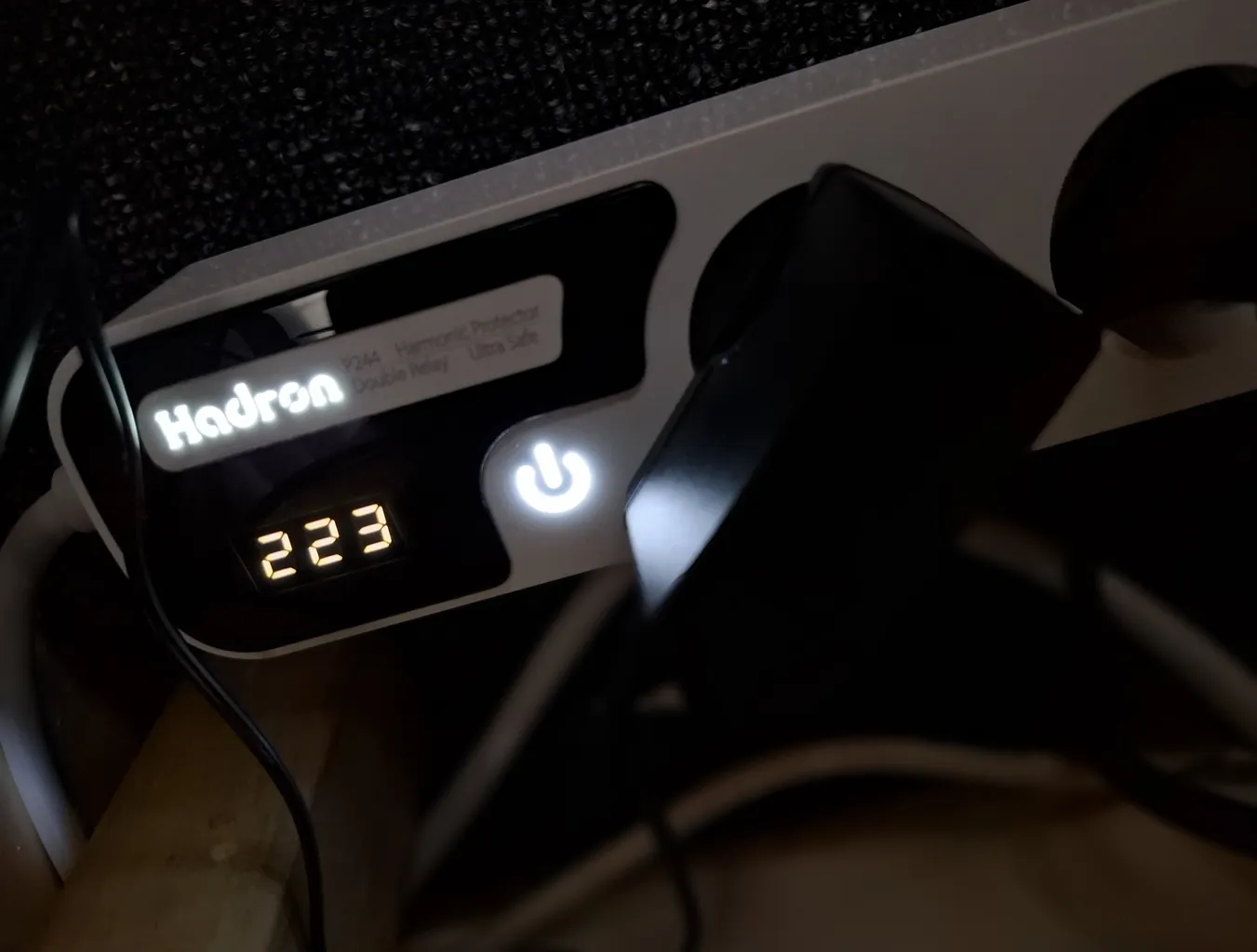 محافظ ولتاژ هارمونیک هادرون مدل P244