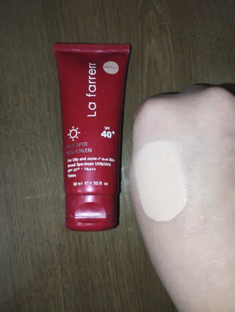 کرم ضدآفتاب و ضدلک رنگی لافارر مدل SPF40-Medium، مناسب پوست‌های چرب، حجم 40 میلی‌لیتر