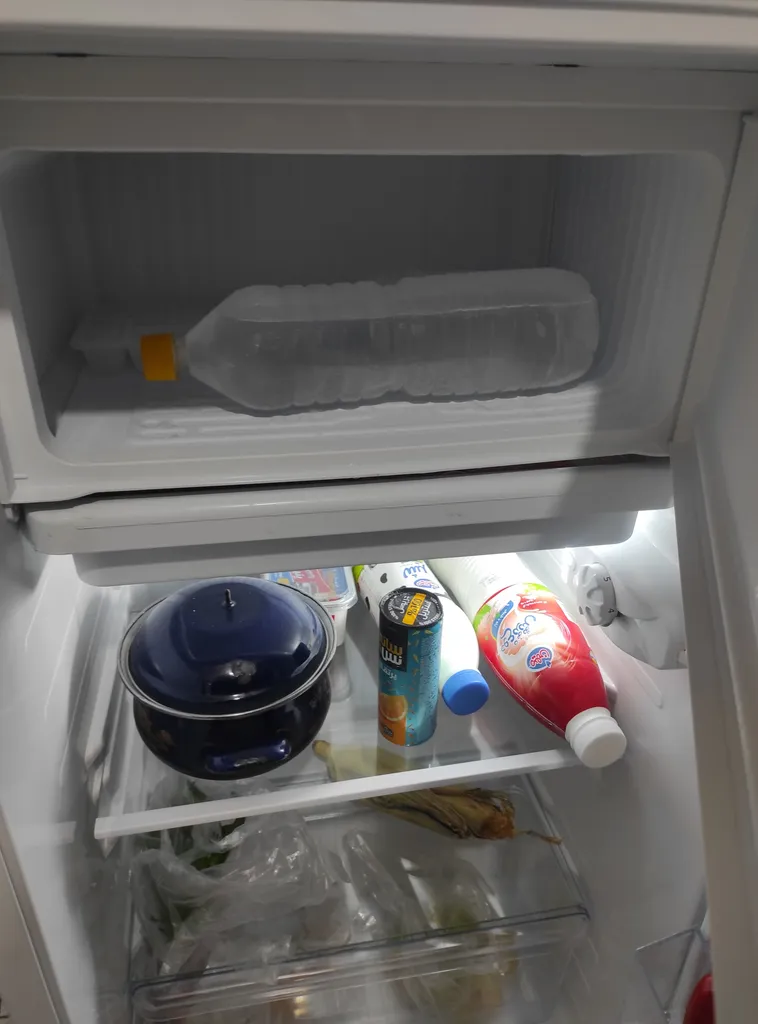 یخچال فریزر 9 فوت ایستکول مدل هتلی 2919، با ارتفاع 108، عمق 56 و پهنای 54 سانتی‌ متر، مصرف انرژی A، دارای 3 طبقه در یخچال و 1 طبقه در فریزر، دارای کندانسور مخفی