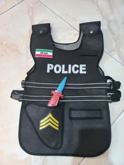 ایفای نقش پلیس مدل P-102 همراه دستبند