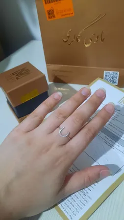 انگشتر طلا 18 عیار زنانه ماوی گالری مدل نعل نگینی