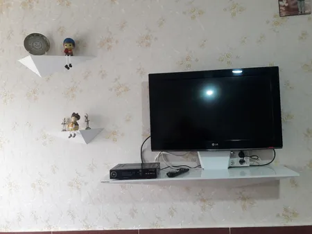 میز تلویزیون دیواری راهپود مدل نیلوفر A113 به همراه طبقه دیواری