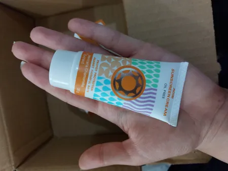 کرم ضدآفتاب ادیب مدل گیاهی، حجم 30 میلی‌لیتر