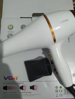 سشوار حرفه‌ای وی جی ار مدل V-414، موتور AC با توان مصرفی 2200 وات، دارای فناوری تولید یون، دارای حلقه آویختن، با حالت صاف‌کننده و حجم‌دهنده، وزن 802 گرم، تنظیم حرارت 3 حالته و کنترل سرعت 2 حالته، به همراه 3 عدد سری متمرکزکننده