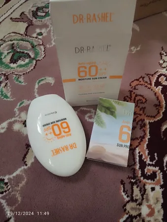 کرم ضد آفتاب بدون رنگ دکتر راشل SPF60 مدل 001 محافظ UVA ،UVB، ضد آب، مناسب انواع پوست حجم 60 میلی‌لیتر