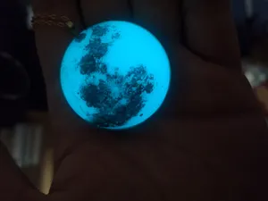 تجریه خرید آویز گردنبند مدل رزینی شبتاب طرح ماه کامل