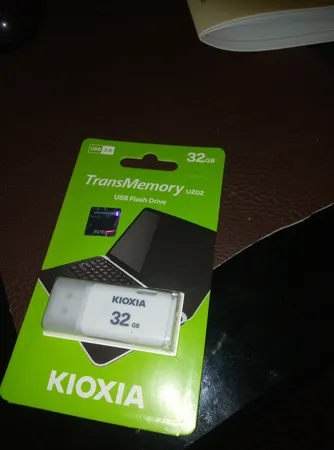 فلش مموری کیوکسیا مدل U202 ظرفیت 32 گیگابایت