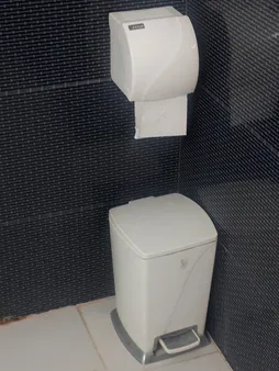 جای دستمال توالت سنی پلاستیک مدل Madis 4408