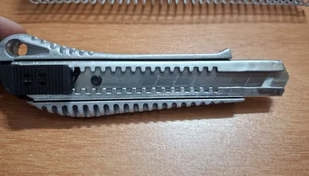 کاتر مدل D-10 به همراه 10عدد تیغه یدک