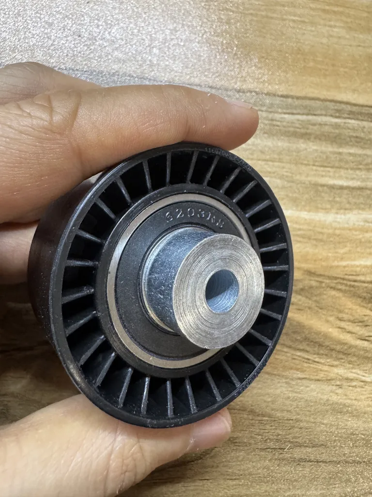 غلتک هرزگرد تسمه تایم ایساکو کد 1160700499 مناسب برای  پژو 206 تیپ 5