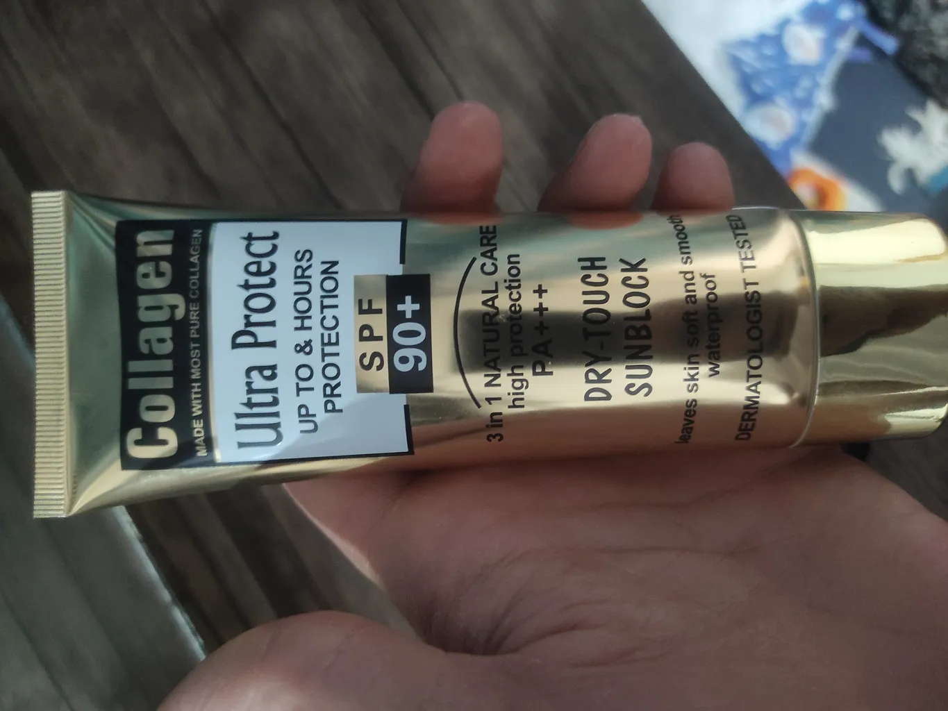 کرم ضد آفتاب بدون رنگ کلاژن، 60 SPF، مدل Ultra Protect، مناسب انواع پوست و حجم 130 میلی‌لیتر، محافظت کننده در برابر اشعه UVA و UVB، ضد آب، +++ PA، نرم کننده، روشن کننده پوست، مات کننده، با ماندگاری 2 ساعته