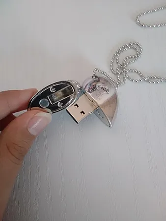 فلش مموری طرح قلب مدل UJ-004 ظرفیت 64 گیگابایت