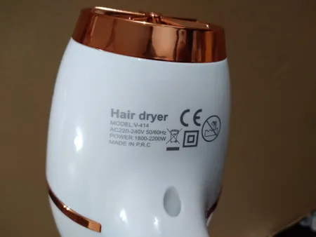 سشوار حرفه‌ای وی جی ار مدل V-414، موتور AC با توان مصرفی 2200 وات، دارای فناوری تولید یون، دارای حلقه آویختن، با حالت صاف‌کننده و حجم‌دهنده، وزن 802 گرم، تنظیم حرارت 3 حالته و کنترل سرعت 2 حالته، به همراه 3 عدد سری متمرکزکننده