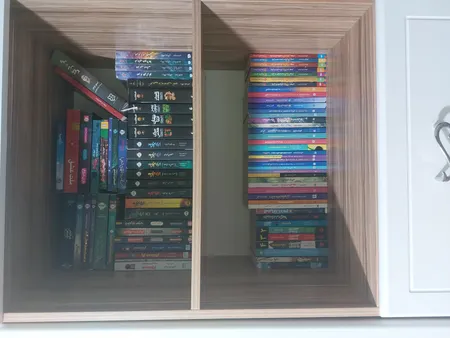 کتاب خدمتکار اثر فریدا مک‌فادن ترجمۀ بهاره غفوری و بهناز همتی و مریم موسوی نشر آذرگون 3 جلدی