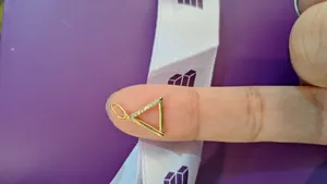 تجریه خرید آویز گردنبند طلا 18 عیار زنانه بان گالری مدل مثلث