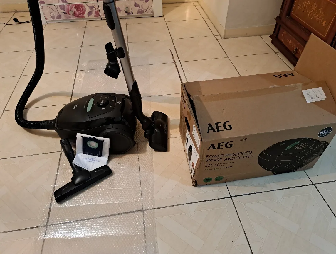 جاروبرقی 2200 وات آ ا گ مدل VX82-1-2ST