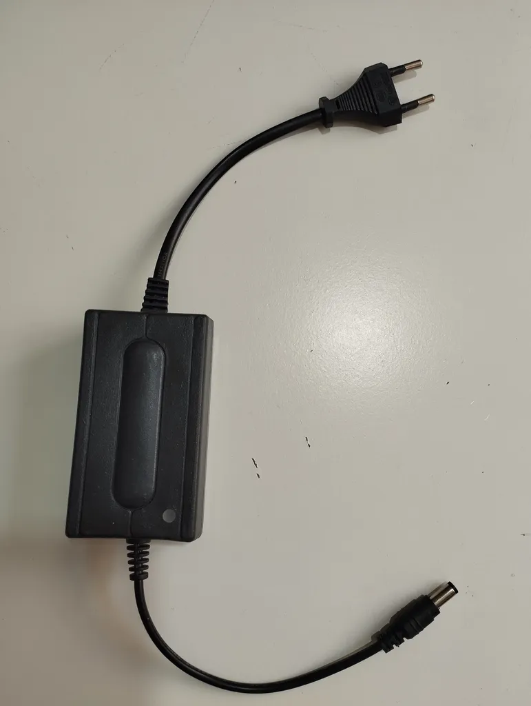 آدابتور 12 ولت 2 آمپر مدل ARA203