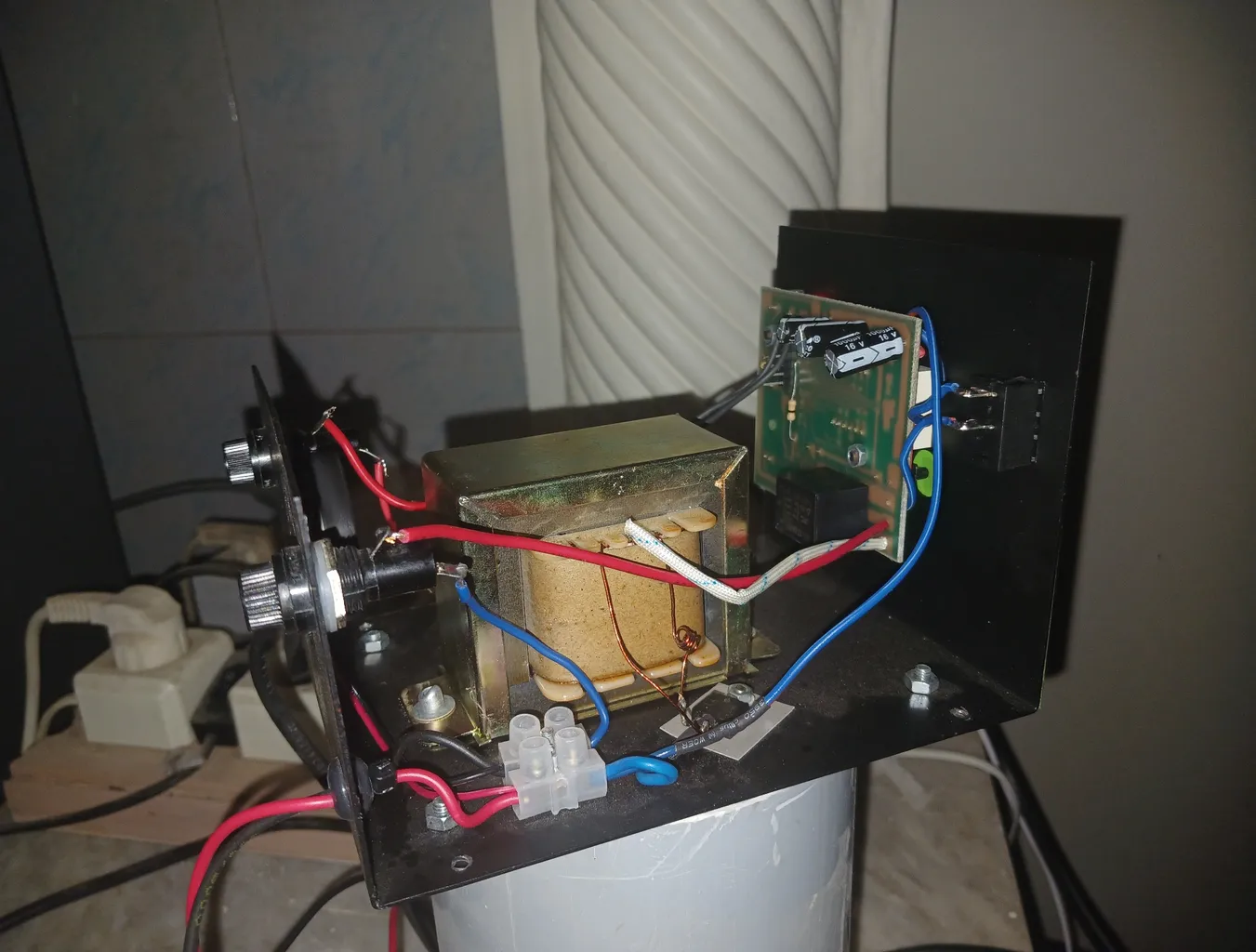 شارژر باتری اتوماتیک ۱۲ ولت مدل EI66/35