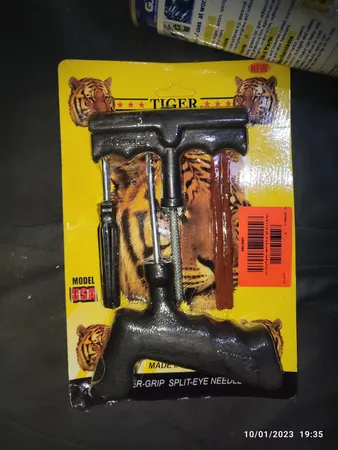 کیت پنچر گیری لاستیک تیوبلس خودرو مدل فلزی همراه با آچار والف