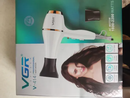 سشوار حرفه‌ای وی جی ار مدل V-414، موتور AC با توان مصرفی 2200 وات، دارای فناوری تولید یون، دارای حلقه آویختن، با حالت صاف‌کننده و حجم‌دهنده، وزن 802 گرم، تنظیم حرارت 3 حالته و کنترل سرعت 2 حالته، به همراه 3 عدد سری متمرکزکننده
