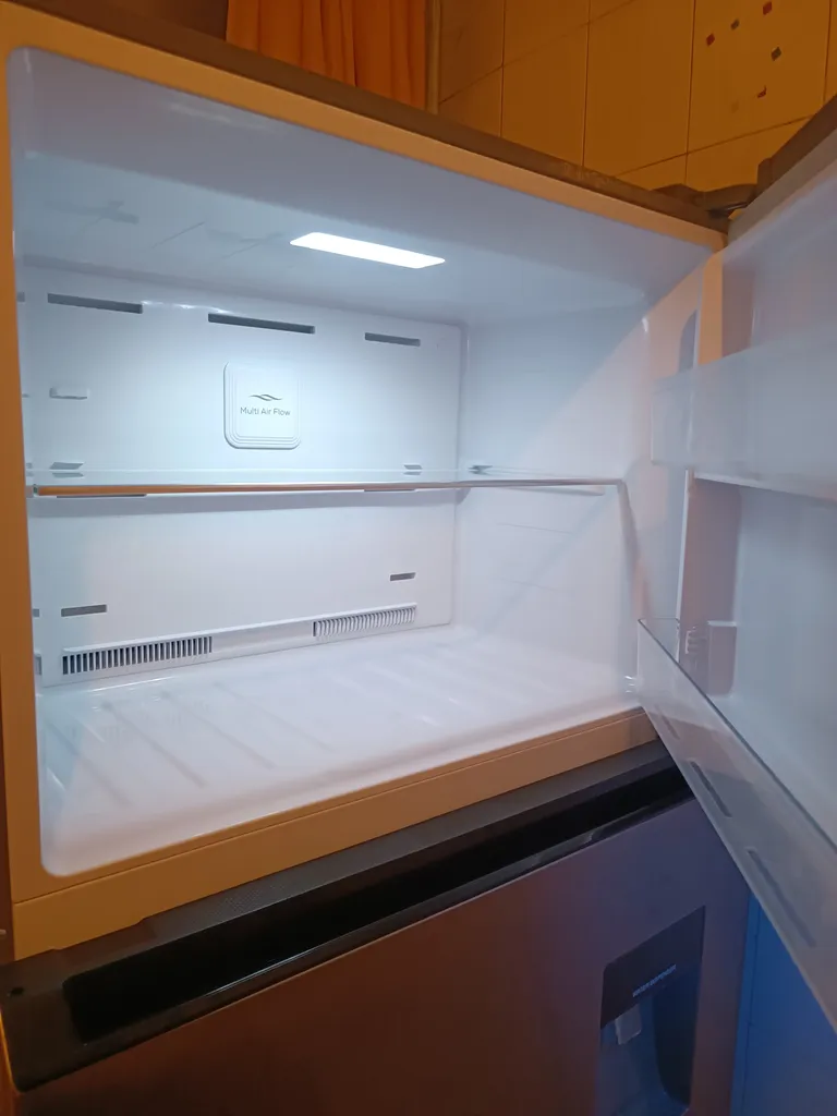 یخچال فریزر 26 فوت ایکس ویژن مدل TT582-AWD/AS ، دارای آبسردکن و یخساز نیمه‌ اتوماتیک، با ارتفاع 185، پهنای 66 و عمق 84 سانتی‌ متر، میزان مصرف انرژی A+، دارای 4 طبقه در یخچال و 2 طبقه در فریزر