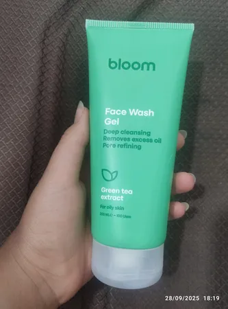 ژل شستشو صورت بلوم مدل عصاره چای سبز مناسب برای پوست چرب حجم 200 میلی لیتر