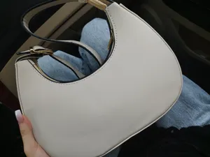 تجریه خرید کیف دوشی زنانه مدل قایقی دسته دار کد 2010097