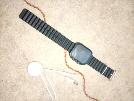 ساعت هوشمند مدل اولترا T1000 دارای قابلیت های قابلیت مکالمه مستقیم، قابلیت مکالمه از طریق بلوتوث، ضد آب بند سیلیکون