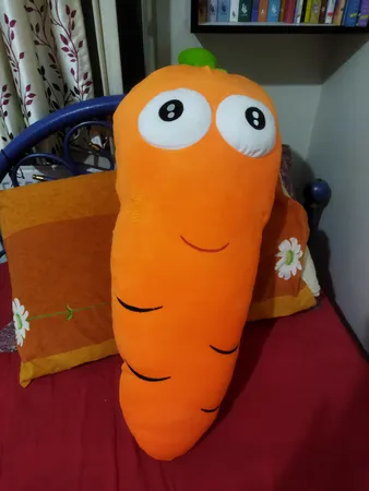 عروسک طرح هویج بالشتی مدل 001 ارتفاع 80 سانتی متر