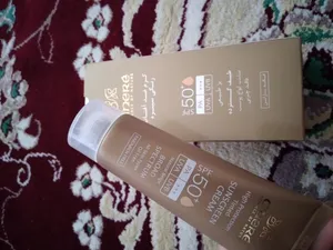 تجریه خرید کرم ضد آفتاب رنگی سینره، SPF 50، مدل Natural Beige، مناسب انواع پوست با تنالیته متوسط و حجم 50 میلی‌لیتر، محافظت‌کننده در برابر اشعه‌های UVA و UVB، مرطوب‌کننده و فاقد پارابن، PA+++، دارای فرمولاسیون فاقد چربی و آنتی اکسیدان، با ماندگاری 2 ساعته