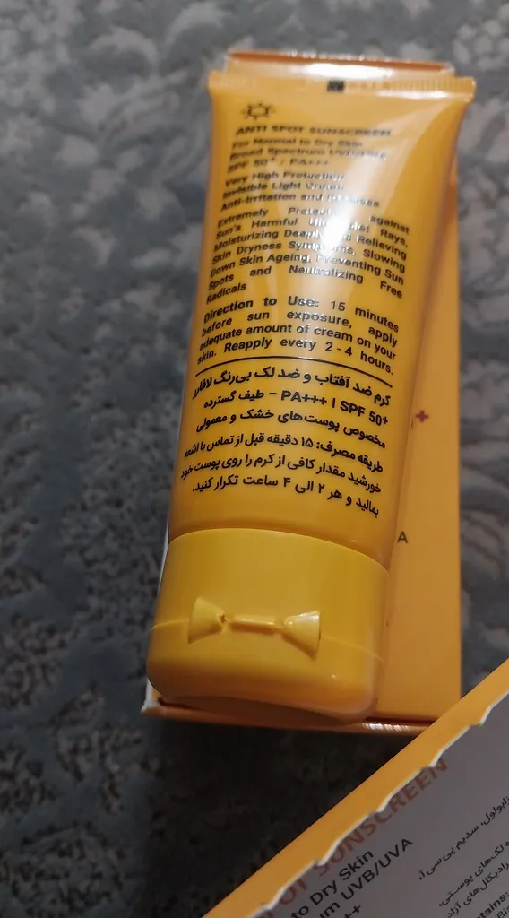 کرم ضدآفتاب و ضدلک بی‌رنگ لافارر مدل SPF50، مناسب پوست‌های خشک و معمولی، حجم 40 میلی‌لیتر